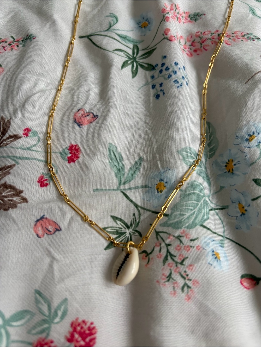 Madewell Gold Shell Pendant Necklace - Picture 3 of 8